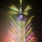 FUEGOS ARTIFICIALES EN EL EDIFICIO TAIPEI 101 RECIBE EL AÑO 2021  